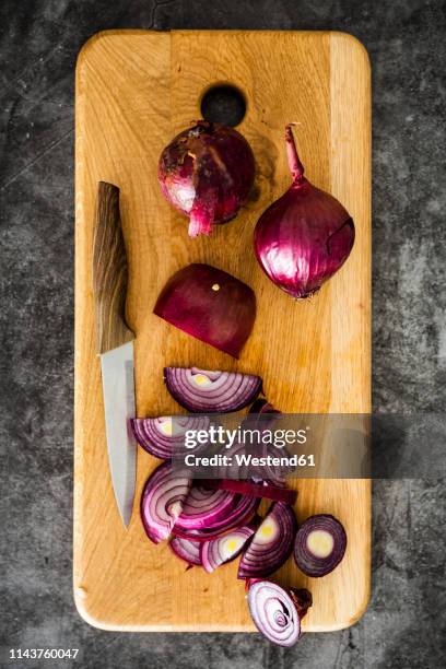 red onion on chopping board, chopping - cutting red onion stock pictures, royalty-free photos & images