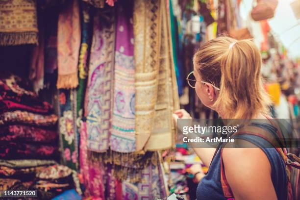 young happy woman discovers gifts market while travelling - middle east market stock pictures, royalty-free photos & images