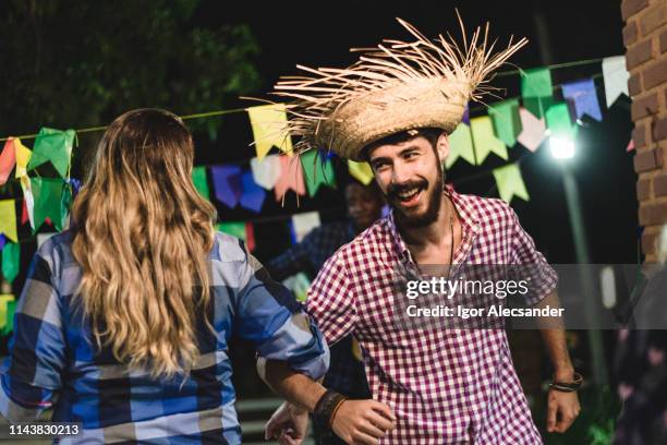 paartanzen bei der junin party - folk stock-fotos und bilder