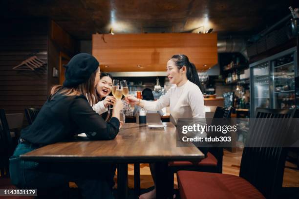 レストランでお祝いのトーストを楽しんでいる3人の中年の女性 - 女子会　日本 ストックフォトと画像