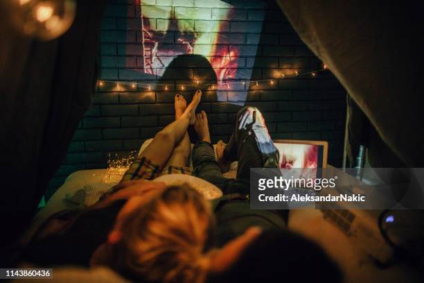 romantische avond in home theater - projection equipment stockfoto's en -beelden