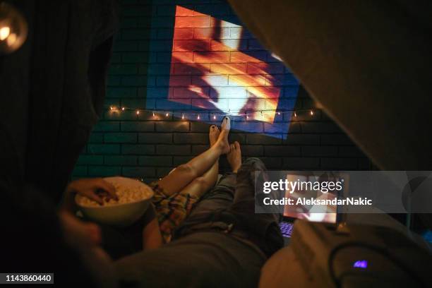 soirée romantique dans le cinéma maison - home theater projector photos et images de collection