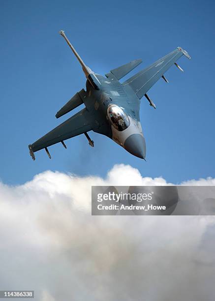 f - 16 falcon sur nuage - avion militaire photos et images de collection