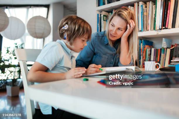 moeder en haar zoon doen huiswerk - dove stockfoto's en -beelden