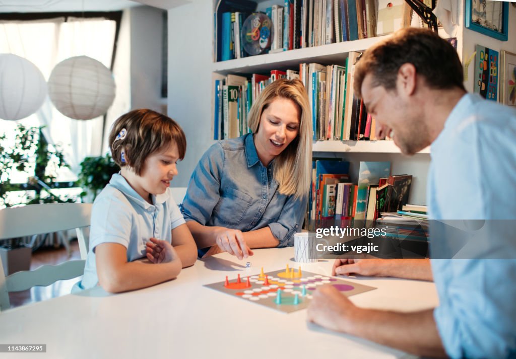 Família jogando jogo de tabuleiro