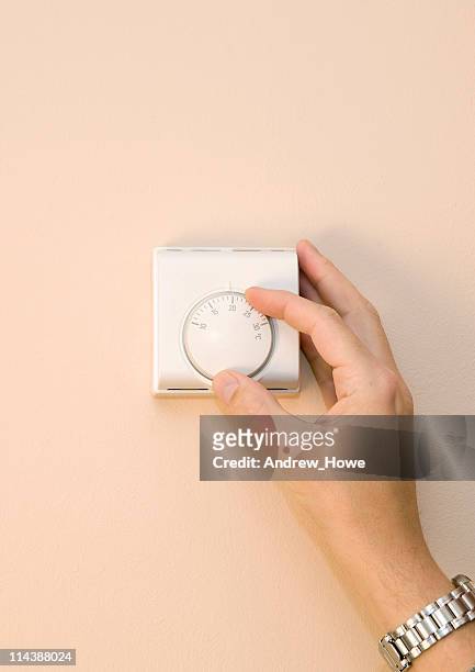 maison thermostat - lowering photos et images de collection
