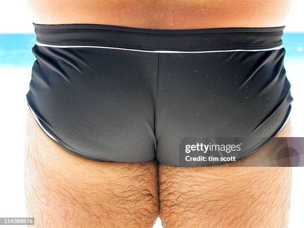 mans bubble butt at beach - beach bum foto e immagini stock