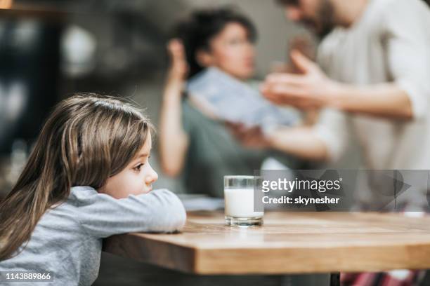 ¿por qué discuten? - divorce kids fotografías e imágenes de stock