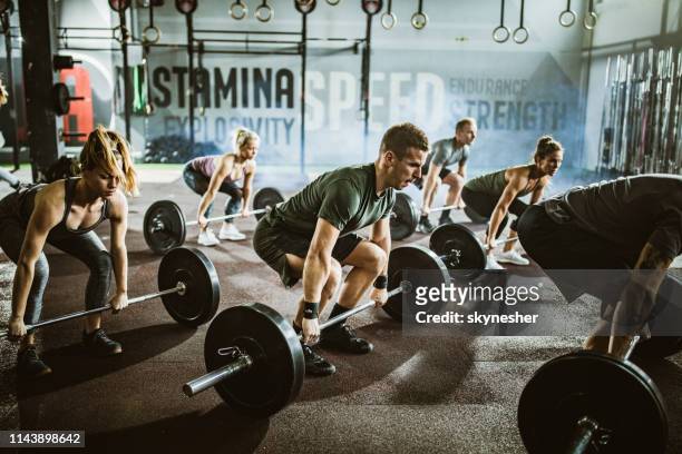 deadlift op cross fit klasse! - snatch weightlifting stockfoto's en -beelden