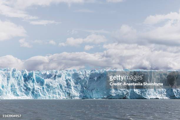 アルゼンチンの氷河ペリトモレノの絶景 - glacier collapsing ストックフォトと画像