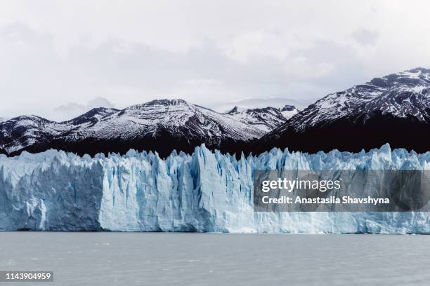 アルゼンチンの氷河ペリトモレノの絶景 - glacier collapsing ストックフォトと画像