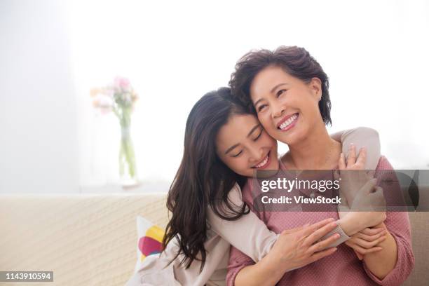 happy mother and daughter - guancia a guancia foto e immagini stock