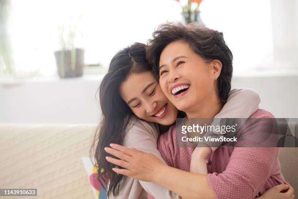 happy mother and daughter - guancia a guancia foto e immagini stock