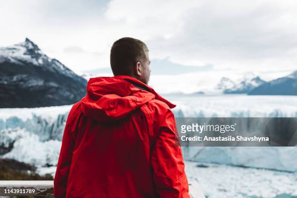グレイシャーペリトモレノと山を見ている男 - glacier collapsing ストックフォトと画像