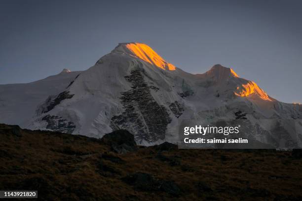mera peak at sunset , nepal - kangchenjunga stock pictures, royalty-free photos & images