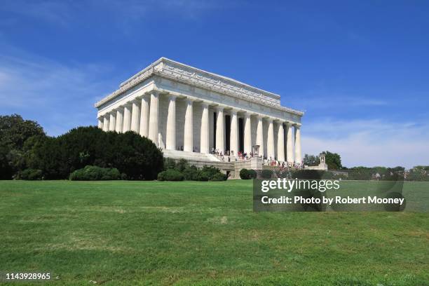 lincoln memorial with grassy field in foreground, washington dc - the mall stockfoto's en -beelden