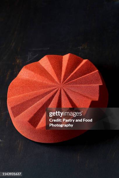 contemporary chocolate mousse cake made in geometric silicone mold - gelatin mold - fotografias e filmes do acervo