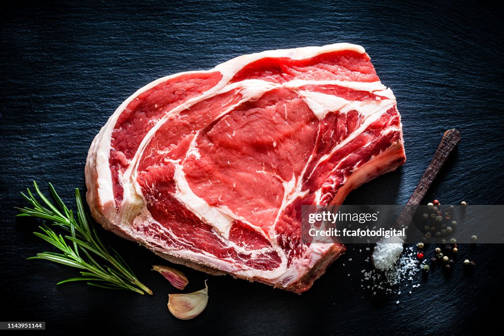 Bife cru do reforço disparado de acima no fundo preto