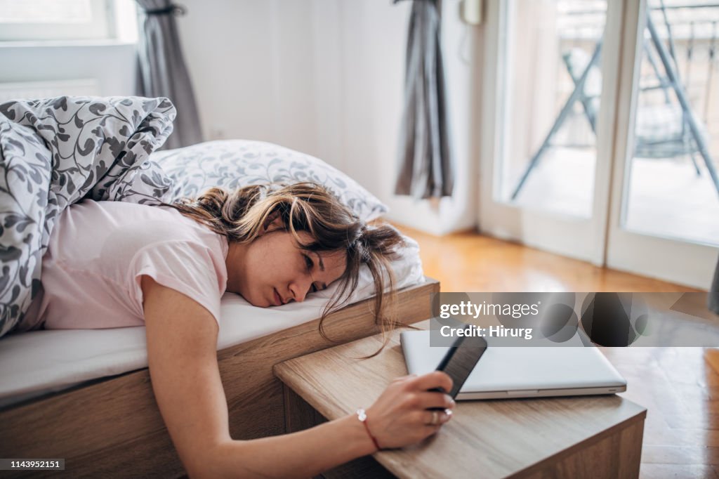 Mulher nova sonolento