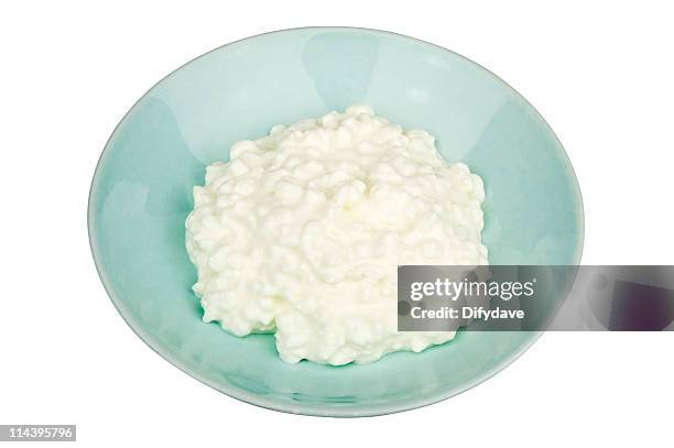 hüttenkäse in blau schüssel - hüttenkäse stock-fotos und bilder