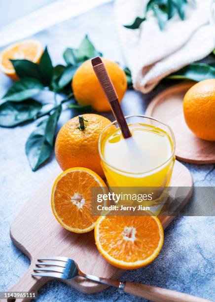 freshly squeezed orange juice - orangensaft stock-fotos und bilder