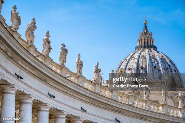 l'imponente colonnato del bernini e la cupola della basilica di san pietro nel cuore storico di roma - vatican foto e immagini stock