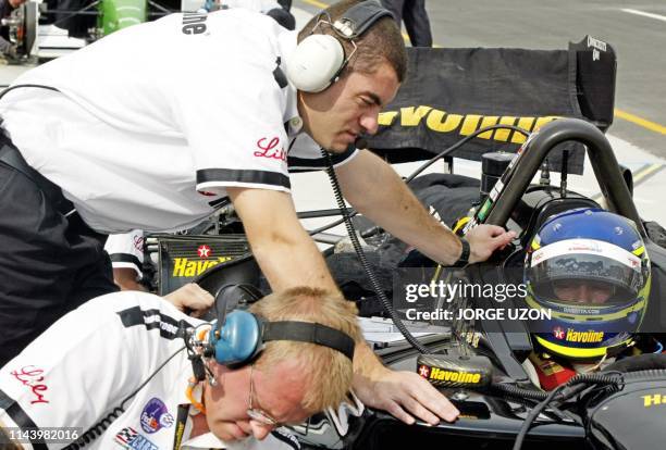 The Brazilian Cristiano da Matta of the Newman/Haas Racing, makes a pit stop during a training session on the racecourse of the Hermanos Rodriguez...