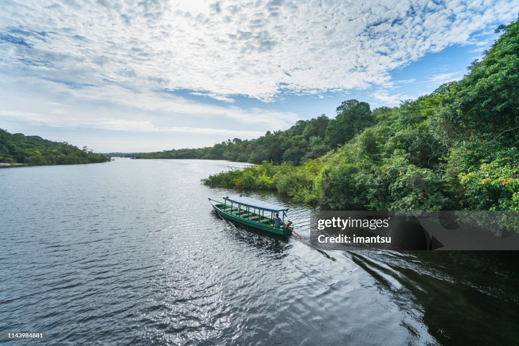 Barco en el afluente del río Río Negro