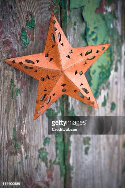 rostige weihnachten sterne auf rustikalen alten tür flachen dof - rustic star stock-fotos und bilder