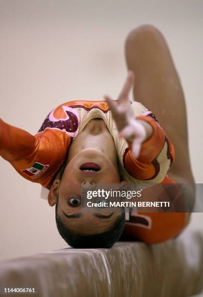 La gimnasta mexicana Elsa Garcia ejecuta su rutina durante la competencia de gimnasia artistica, categoria barra de equilibrio, en Cartagena,...