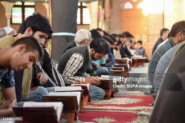 Khatm 40 Khatam Al Quran Stock Photos, High-Res Pictures, and Images - Getty ...
