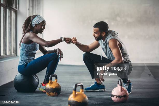 trainer and female client talking in gym - fitness personal trainer imagens e fotografias de stock