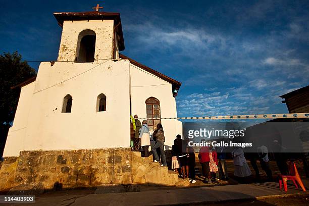 South African residents wait in a long queue at a voting station in Alexandra Township, on May 18, 2011 in Johannesburg, South Africa. Voting is...