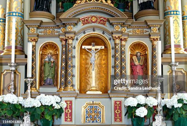 altar of st. pankratius church in glorenza, italy - catholic altar stock pictures, royalty-free photos & images