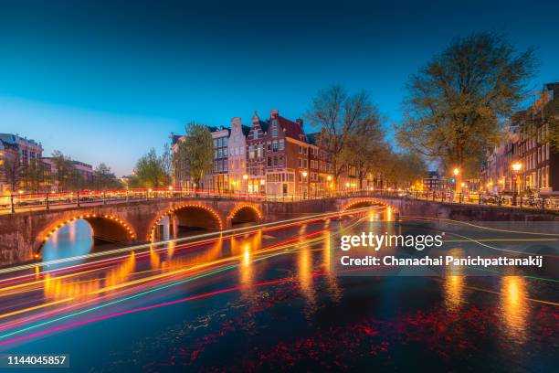 dusk scene of old town along the canal in amsterdam - amsterdam dusk evening foto e immagini stock