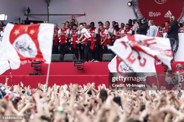 Rasmus Kristensen of Ajax, Joel Veltman of Ajax, Matthijs de Ligt of Ajax, Donny van de Beek of Ajax, David Neres of Ajax, Daley Sinkgraven of Ajax,...