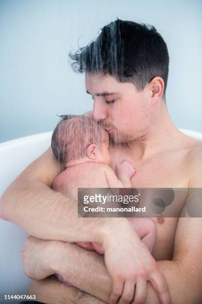 bebé recém-nascido e seu pai em um banheiro - baby shower - fotografias e filmes do acervo