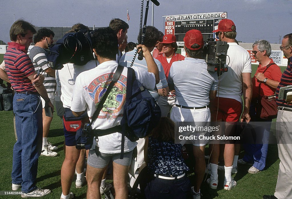 Red Roses Manager Closeup of Cincinnati Reds manager Pete Rose surrounded by media ...