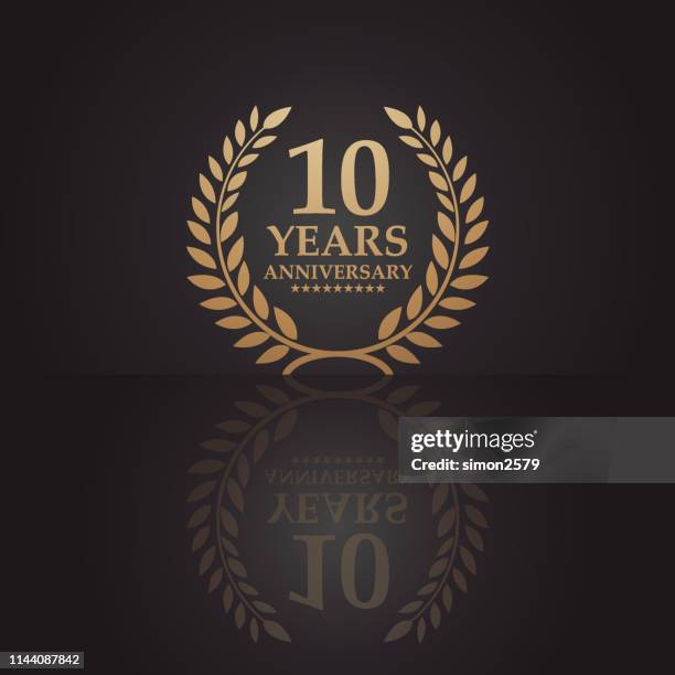 stockillustraties, clipart, cartoons en iconen met tien jaar gouden verjaardag icoon met donkere kleur achtergrond - 10 jarig jubileum