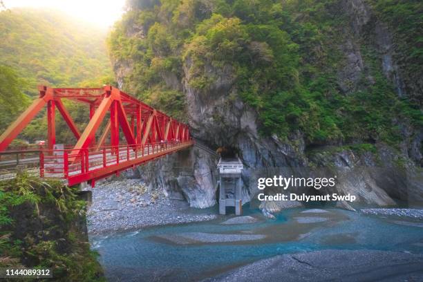 red bridge in taroko national park taiwan - hualien county 個照片及圖片檔