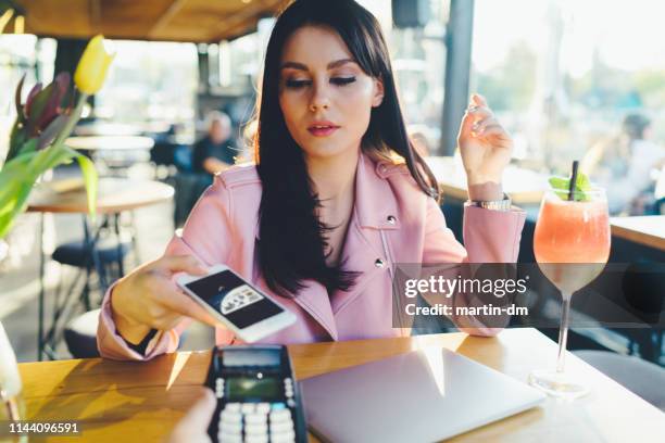 mulher bonita que paga sem contato no café - comunicação por campo de proximidade - fotografias e filmes do acervo