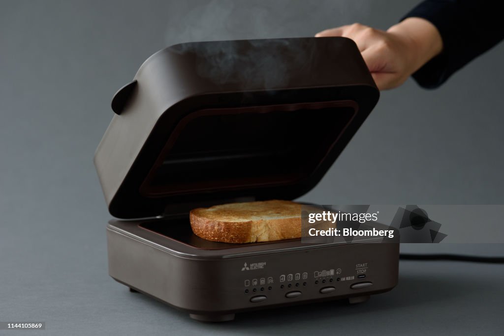 A slice of bread is toasted with a Mitsubishi Electric Corp. TO-ST1-T  Fotografía de noticias - Getty Images