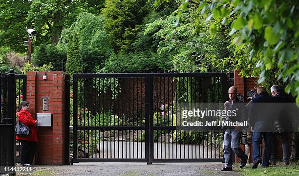 Media gather at the gates of the home of former Royal Bank of Scotland chief Sir Fred Goodwin on May 19, 2011 in Edinburgh, Scotland. An injunction...