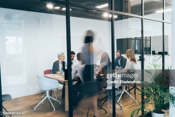zakelijke bijeenkomst - working office busy stockfoto's en -beelden