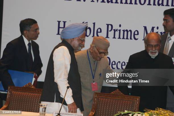 Prime Minister Manmohan Singh with former Prime Minister I. K. Gujral during Bhimsen Sachar Memorial Lecture in New Delhi.