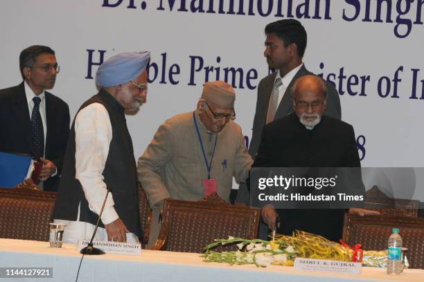 Prime Minister Manmohan Singh with former Prime Minister I. K. Gujral during Bhimsen Sachar Memorial Lecture in New Delhi.