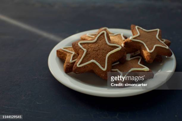 sternförmige lebkuchen-kekse. - respect awards inside stock-fotos und bilder