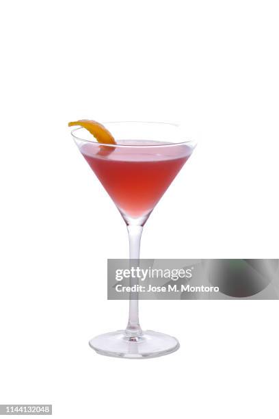 cosmopolitan cocktail on isolated background with lemon rin - cosmopolitan cocktail stockfoto's en -beelden