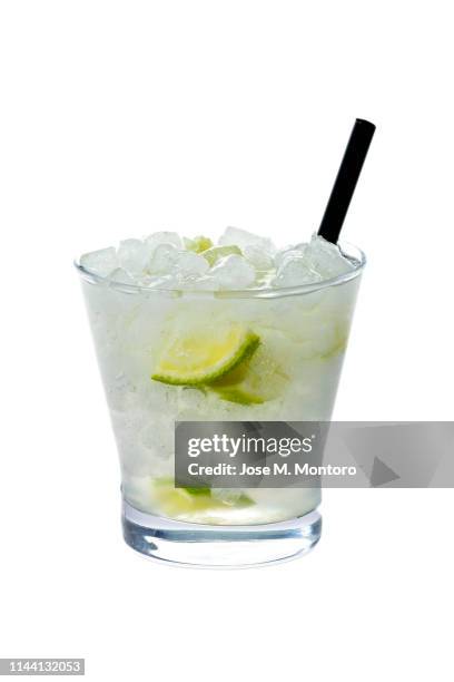 caipiroska cocktail on isolated background with lima - caipirinha stock-fotos und bilder