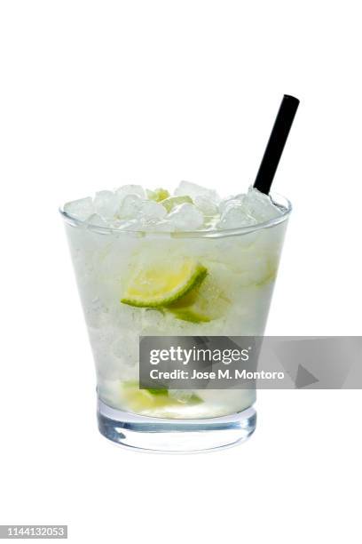 caipiroska cocktail on isolated background with lima - caipirinha foto e immagini stock